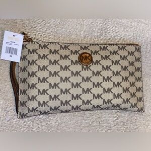 NWT MK JET SET LARGE ZIP WRISTLET